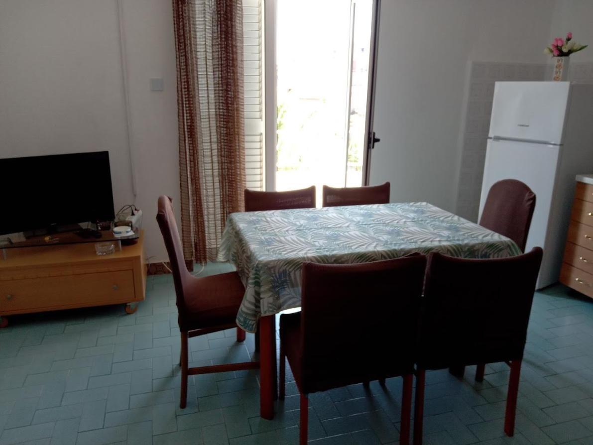 Apartment For 6 In Makarska Centar Eksteriør billede